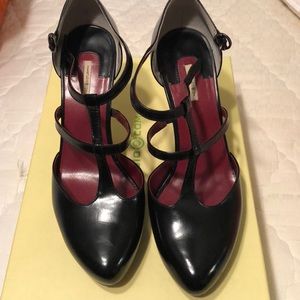Max Studio black leather closed toe heels